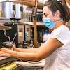 Camarera preparando caf�